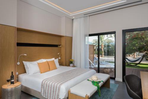 מיטה או מיטות בחדר ב-מלון אואזיס ספא קלאב