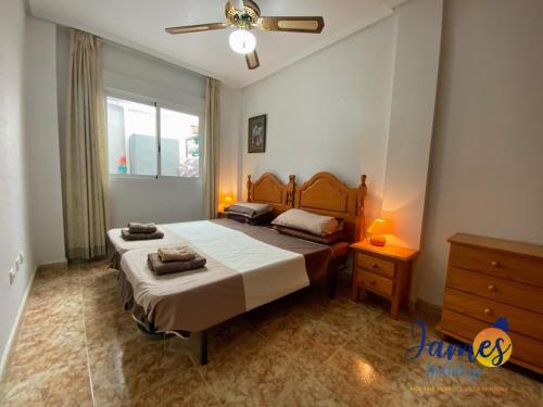 sypialnia z 2 łóżkami i oknem w obiekcie La Ciñuelica, R2 Ground Floor Apartment Com pool L188 w mieście Orihuela