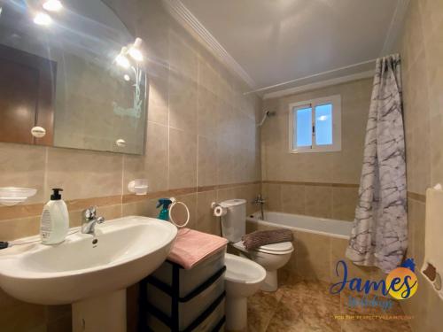 łazienka z umywalką i toaletą w obiekcie La Ciñuelica, R2 Ground Floor Apartment Com pool L188 w mieście Orihuela