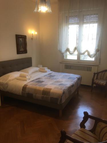 フィレンツェにあるCherubini Florence Residenceのベッドルーム1室(大型ベッド1台、タオル2枚付)