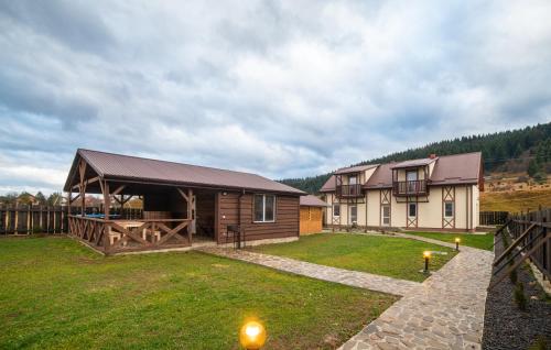 ein Haus mit einem großen Garten davor in der Unterkunft Котедж "Під Горбком" in Korchin