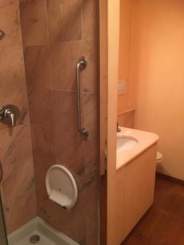 um banheiro com chuveiro, vaso sanitário e pia em Cherubini Florence Residence em Florença