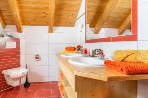 a bathroom with two sinks and a toilet at Sonnenchalet 1 im Salzburger Lungau in Mariapfarr