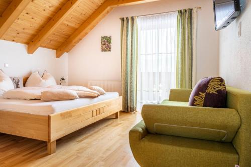 Łóżko lub łóżka w pokoju w obiekcie Sonnenchalet 1 im Salzburger Lungau