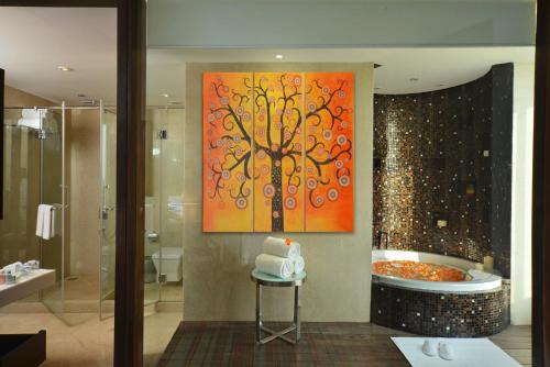 Phòng tắm tại Holiday Inn Chandigarh Panchkula, an IHG Hotel