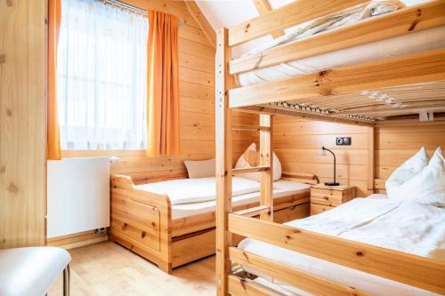 a room with two bunk beds in a cabin at Bergchalet am Tonimörtlhof in Mariapfarr