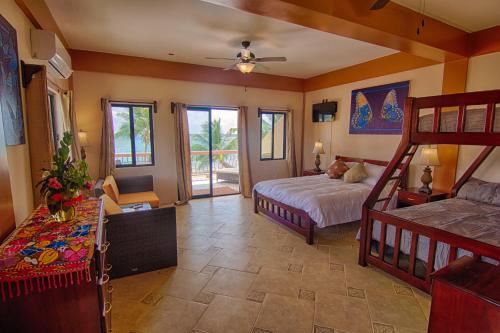 ein Schlafzimmer mit einem Bett und einer Treppe in einem Zimmer in der Unterkunft Beaches and Dreams Boutique Hotel in Hopkins