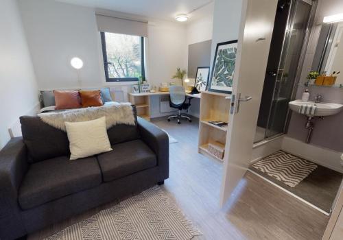 Zona de estar de Stylish Private Bedroom at Parker House in Dundee City Centre