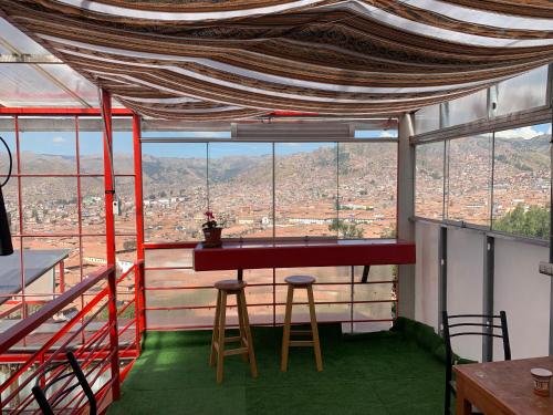 Zimmer mit einem Tisch, 2 Stühlen und Aussicht in der Unterkunft Summit Viewpoint House San Blas in Cusco