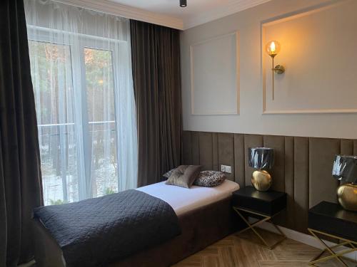 Ένα ή περισσότερα κρεβάτια σε δωμάτιο στο Family & Business Sauna Apartments No13 Leśny nad Zalewem Cedzyna Unikat -3 Bedroom with Private Sauna, Bath with Hydromassage, Terrace, Garage, Catering Options