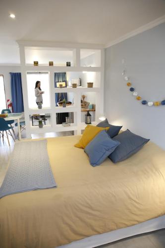 a bedroom with a large bed with blue and yellow pillows at Studio Toro in El Chalten