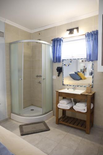 a bathroom with a shower and a sink and a mirror at Studio Toro in El Chalten