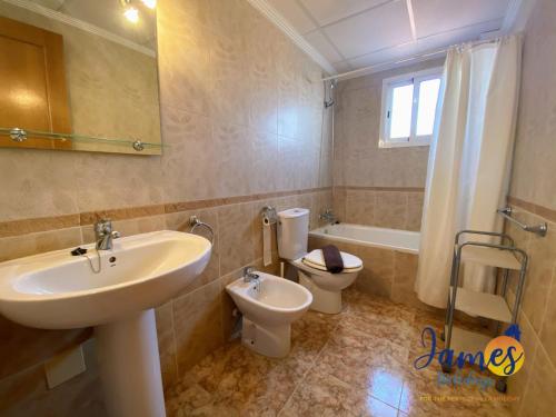 Koupelna v ubytování La Ciñuelica R11 Ground Floor Apartment Com Pool L111