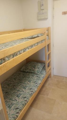 - deux lits superposés dans une chambre dans l'établissement Bolquere P2000 by Marie&Rafael, à Bolquère-Pyrénées 2000