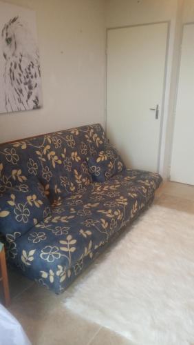 - un lit pour chien dans l'angle de la chambre dans l'établissement Bolquere P2000 by Marie&Rafael, à Bolquère-Pyrénées 2000