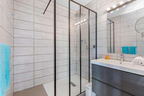 La salle de bains est pourvue d'une douche et d'un lavabo. dans l'établissement Blue Dream Heliopolis, au Cap d'Agde