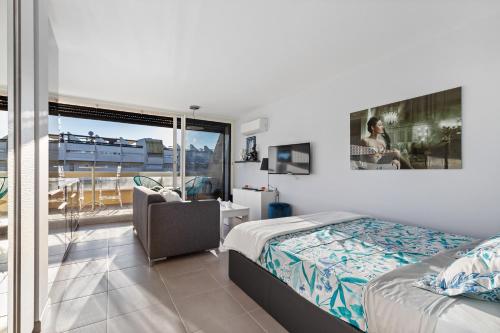 une chambre avec un lit, un bureau et une fenêtre dans l'établissement Blue Dream Heliopolis, au Cap d'Agde