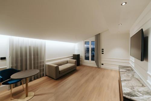a living room with a couch and a television at Albergo Italia in Matera