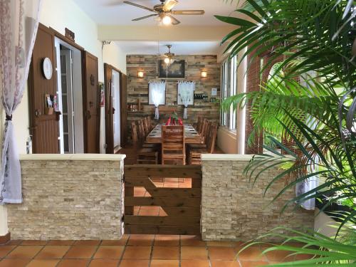 a dining room with a table and chairs at La Rose du Sud in Saint-Joseph