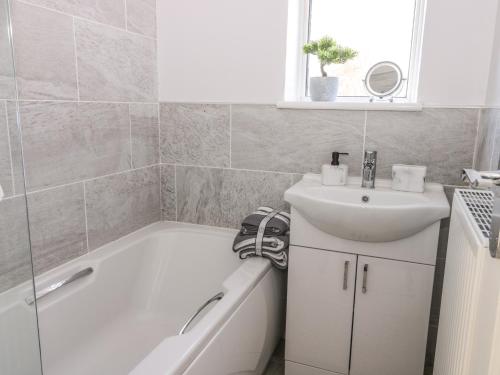 Bilik mandi di 1 Woodhouse Cottages