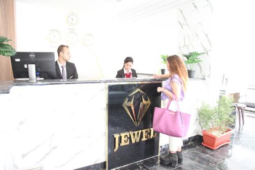 um grupo de pessoas sentadas em uma mesa em um escritório em Jewel Agouza Hotel no Cairo
