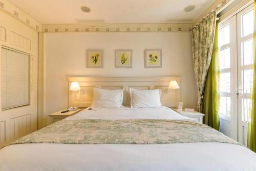 um quarto com uma cama grande e uma janela em Studio IL Campanario Villagio Resort em Florianópolis