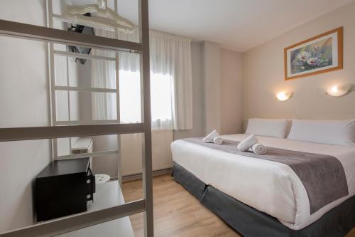  Hotel Camel lot -  Room  picture :   Bath    Safety deposit box    TV                           