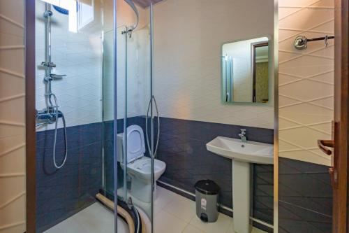uma casa de banho com um chuveiro, um WC e um lavatório. em Seaside Kobuleti Hotel em Kobuleti