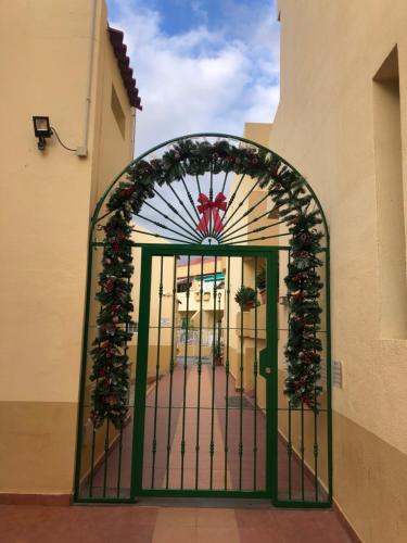 una entrada a un edificio con una puerta con adornos navideños en Costa Adeje Mareverde Apartment en Adeje