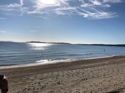 une personne debout sur une plage près de l'eau dans l'établissement L Annexe des Sables, à Hyères