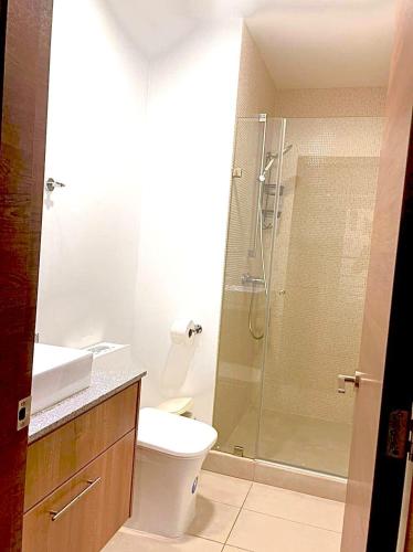 a bathroom with a shower and a toilet and a sink at ItsaHome Selection - Torre La Recoleta in Quito