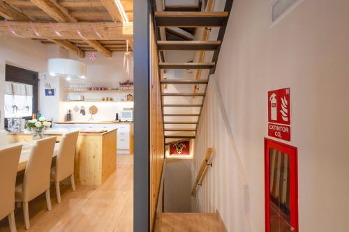 eine Treppe, die zu einer Küche und einem Wohnzimmer führt in der Unterkunft Cal Marti de Gironella in Gironella