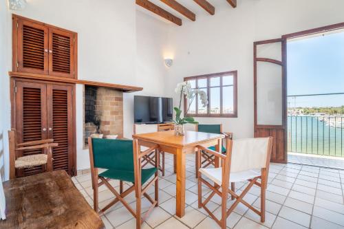 Μια τηλεόραση ή/και κέντρο ψυχαγωγίας στο Casa Can Gelat by Mallorca House Rent