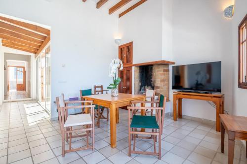 Μια τηλεόραση ή/και κέντρο ψυχαγωγίας στο Casa Can Gelat by Mallorca House Rent