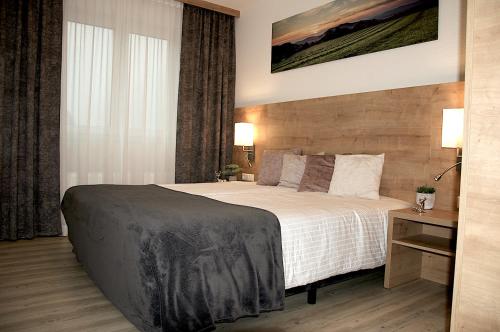 - une chambre avec un grand lit dans l'établissement Residenz Grafenmatt Feldberg, à Feldberg