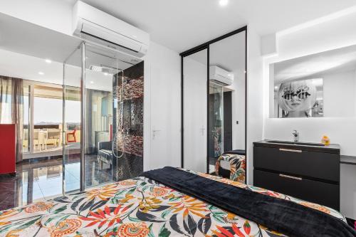 - une chambre avec un lit king-size et une salle de bains dans l'établissement Crazy dream Naturiste, au Cap d'Agde