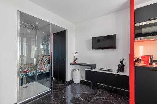 La salle de bains est pourvue d'une douche en verre et d'un bureau. dans l'établissement Crazy dream Naturiste, au Cap d'Agde