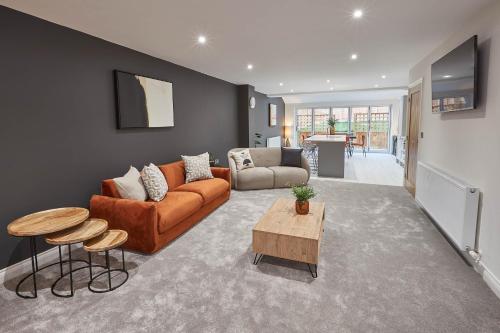 una sala de estar con un sofá y una mesa en Host & Stay - Uggleby House, en Sleights