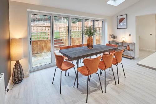 comedor con mesa y sillas naranjas en Host & Stay - Uggleby House, en Sleights