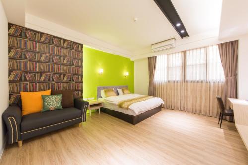 a bedroom with a bed and a couch at 台南安平民宿幸福拾光 in Tainan