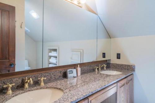 łazienka z 2 umywalkami i dużym lustrem w obiekcie Graysill w mieście Telluride