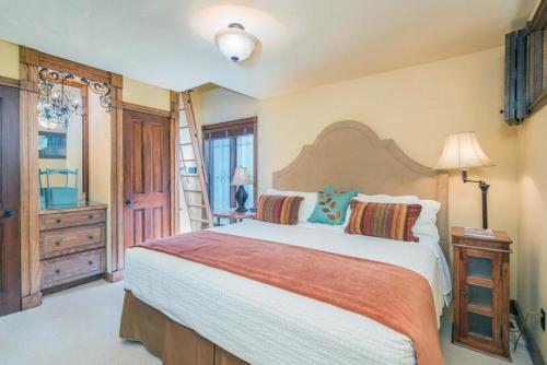 sypialnia z dużym łóżkiem i drabiną w obiekcie Graysill w mieście Telluride