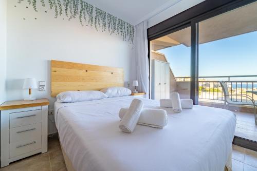 1 dormitorio con 2 camas y ventana grande en Myflats Deluxe Balcon de Arenales, en Arenales del Sol