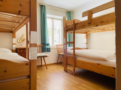 מיטה או מיטות קומותיים בחדר ב-Pension Dangl - Glacier Rock