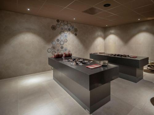 a kitchen with a counter and a counter top at Boshuisje La Casita - Near Wellness & Golf in Oosterhout