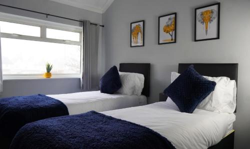 Gulta vai gultas numurā naktsmītnē Portobello House - Four Bedroom House perfect for CONTRACTORS - Sleeps 6 - FREE parking