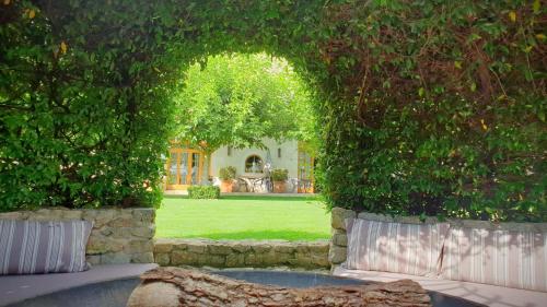 einen Torbogen mit Garten im Hintergrund in der Unterkunft Les Loges de Saint Eloi- Gîtes in Pontlevoy