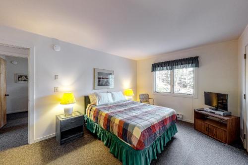 ein Hotelzimmer mit einem Bett und einem TV in der Unterkunft Glades 13 in Warren