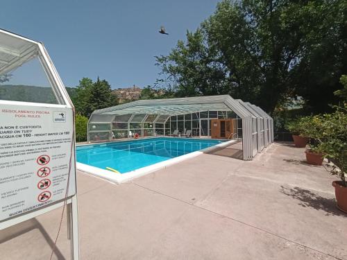 King Hotelの敷地内または近くにあるプール