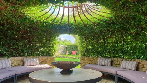aented patio with a fountain and chairs and aivatedivatedivatedivatedivatedivated at Les Loges de Saint Eloi in Pontlevoy